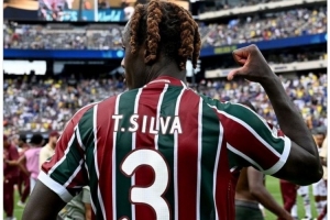 新葡萄8883AMG-致敬！查洛巴社媒晒交换过来的蒂亚戈-席尔瓦球衣