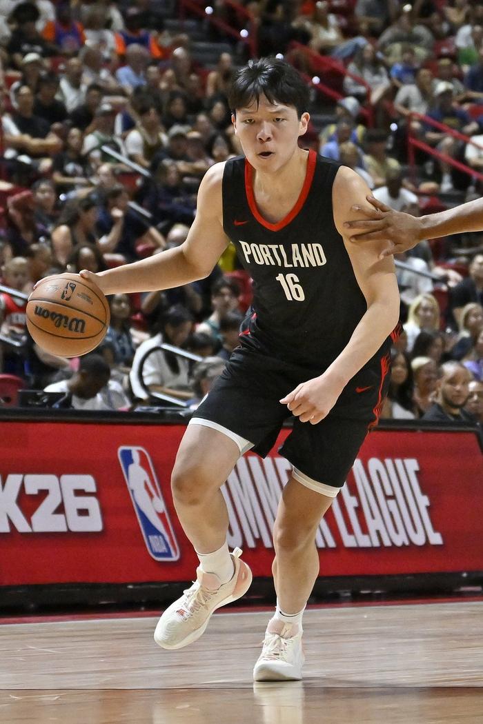 张佳玮：首节杨瀚森没完全跟进节奏 护筐时靠预判和位置感都到位