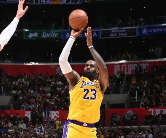 末节19分+5记三分！詹皇造大逆转背后：39岁再进化