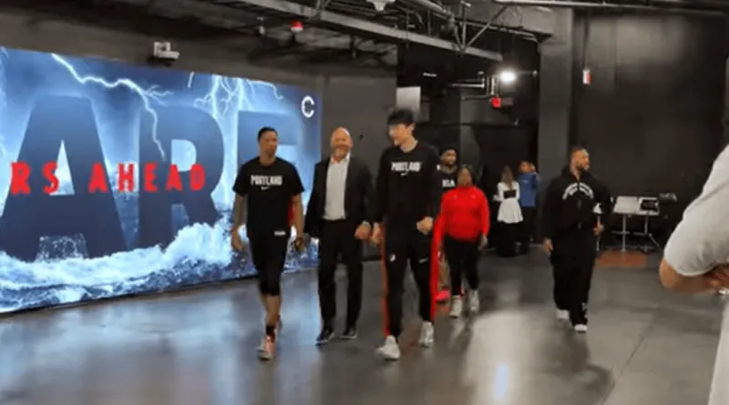 新葡萄8883官网-杨瀚森赛后与总经理克罗宁拥抱沟通，全程无翻译陪同